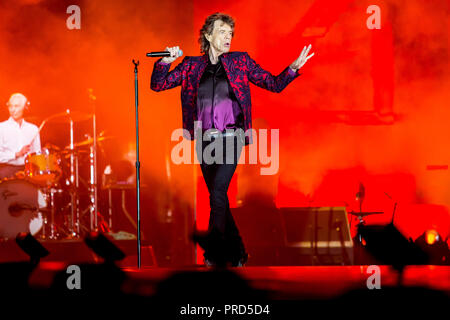 Dänemark, Kopenhagen - 3. Oktober 2017. Die Rolling Stones, Die legendäre englische Band, führt ein Live Konzert bei Telia Parken in Kopenhagen. Hier Sänger und Songwriter Mick Jagger ist live auf der Bühne gesehen. (Foto: Gonzales Foto - Kasper Maansson). Stockfoto