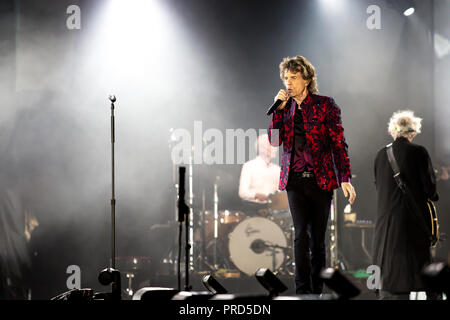 Dänemark, Kopenhagen - 3. Oktober 2017. Die Rolling Stones, Die legendäre englische Band, führt ein Live Konzert bei Telia Parken in Kopenhagen. Hier Sänger und Songwriter Mick Jagger ist live auf der Bühne gesehen. (Foto: Gonzales Foto - Kasper Maansson). Stockfoto