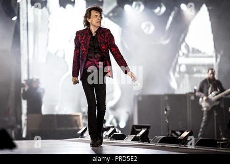 Dänemark, Kopenhagen - 3. Oktober 2017. Die Rolling Stones, Die legendäre englische Band, führt ein Live Konzert bei Telia Parken in Kopenhagen. Hier Sänger und Songwriter Mick Jagger ist live auf der Bühne gesehen. (Foto: Gonzales Foto - Kasper Maansson). Stockfoto