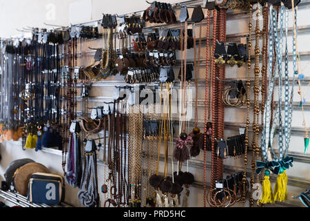 Viele verschiedene Accessoire auf dem Stand in Store Stockfoto