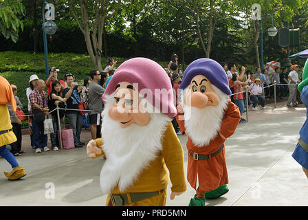 Die sieben Zwerge IN DIE PARADE DES HONG KONG DISNEYLAND Stockfoto