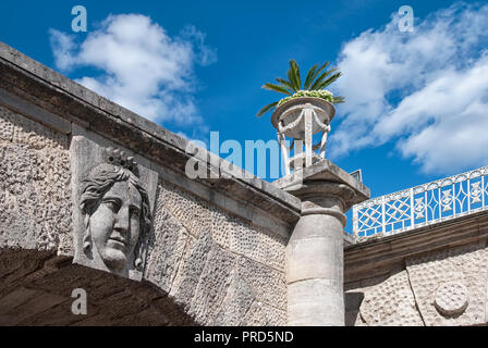 TSARSKOYE Selo, St.-Petersburg, Russland - 22. AUGUST 2018: Die Maske der antiken Gottheit über dem Bogen der Rampe in der Nähe von Cameron Galerie Stockfoto