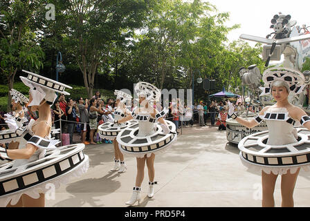 Modelle tragen FILMROLLEN WÄHREND DER PARADE DES HONG KONG DISNEYLAND Stockfoto