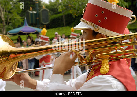 TRUMPETEERS WÄHREND DER PARADE DES HONG KONG DISNEYLAND Stockfoto