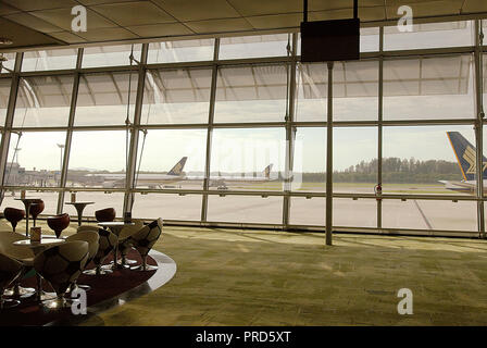 Anzeigen von Galerie am Flughafen Singapur Changi am Nachmittag des 21. Mai 2007 mit Blick auf die Flugzeuge Stockfoto