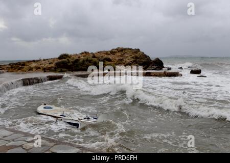 Starke Wellen und starke Winde haben Aufgrund der Passage der Mediterranen Zyklon "Zorba", tobt in Griechenland registriert worden ist, Stockfoto