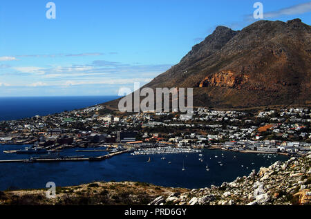 Einen schönen Panoramablick auf die Landschaft von Simon's Town, False Bay und die bergige Küste der Kap Halbinsel von Südafrika von Red Hill. Stockfoto