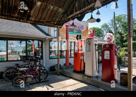 Historische Shea's Gas Station Museum, neben Fulgenzi's Pizza & Pasta Restaurant auf der Route 66, Springfield, Illinois, USA. Stockfoto