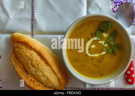 Schüssel mit Suppe und Brot, Raum für Text Stockfoto