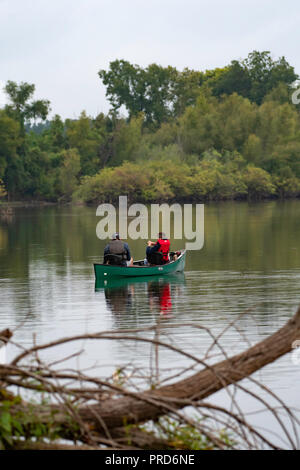BOSSIER CITY, LA., USA, Sept. 29, 2018: ein Mann und eine junge werden von hinten in ein Kanu auf einem schönen, ruhigen See während einer Fangreise gesehen. Stockfoto