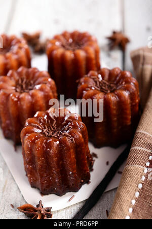 Caneles de Bordeaux - traditionelle Französische süßes Dessert Stockfoto