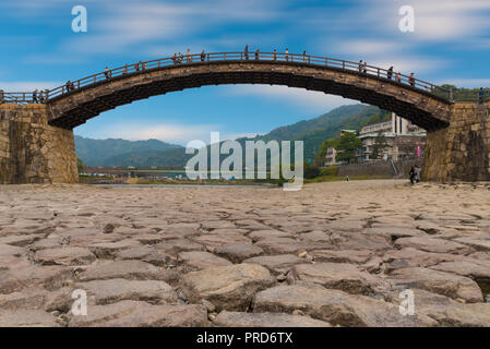 Die kintai Brücke, die historische Bogenbrücke aus Holz, in der Stadt von Iwakuni, in der Präfektur Yamaguchi, Japan Stockfoto