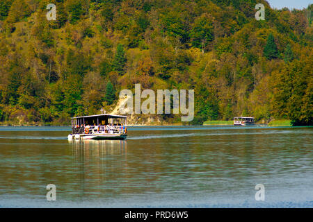 Touristenboot auf Nationalpark Plitvicer Seen, Kroatien Stockfoto