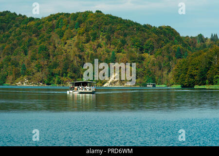 Touristenboot auf Nationalpark Plitvicer Seen, Kroatien Stockfoto