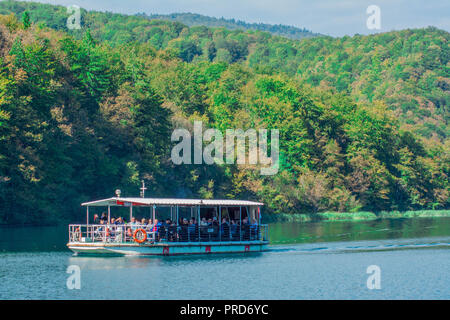 Touristenboot auf Nationalpark Plitvicer Seen, Kroatien Stockfoto