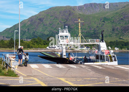 Blick über Loch Linnhe an Onich Corran Ferry, Fort William, Hochland, Schottland Großbritannien Stockfoto