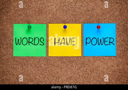 Drei Leerzeichen Post-it-Zettel mit dem Satz Worte haben Macht auf die Pinnwand. Stockfoto
