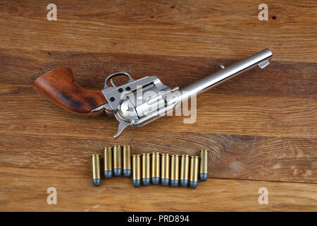 Wild West Revolver - Colt Single Action Army auf hölzernen Hintergrund Stockfoto