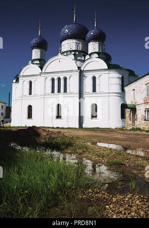 Epiphanie Kloster mit Kirche von Feodorovskaya Ikone der Mutter Gottes in der kleinen Stadt Uglich in Russland