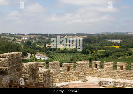 Sicht auf die Landschaft von der Mauer aus Stein, in der Umgebung des beliebten Touristenort Opidos. Portugal. Stockfoto