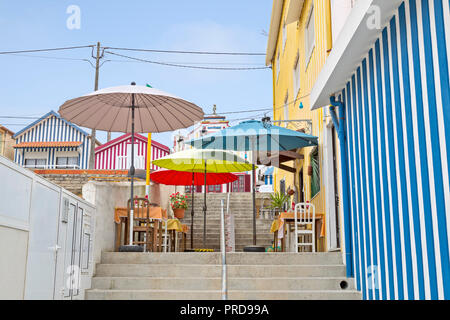 Bunte Essbereich im Freien in einem Café entfernt auf der Gasse in die niedlichen, Strand Stadt Aveiro, Portugal versteckt. Stockfoto