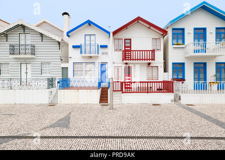 Reihe der Townhomes in der hübschen Küstenstadt Costa Nova. In Aveiro, Portugal. Stockfoto