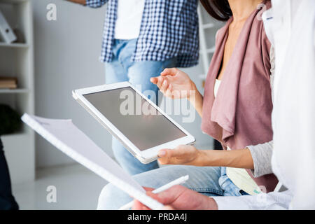 Business, Office Konzept. Die Frau Hände mit Tablet mit finanziellen Dokument Stockfoto