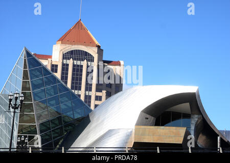 Wells Fargo Tower und Taubman Museum of Art in Roanoke, Virginia, USA. Moderne Architektur in der Innenstadt von Roanoke. Stockfoto