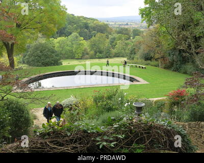 Drei Generationen von Frauen Gärtner haben den Gärten & modern Water Garden Kiftsgate Court, Gloucestershire erstellt; September 2018 Stockfoto