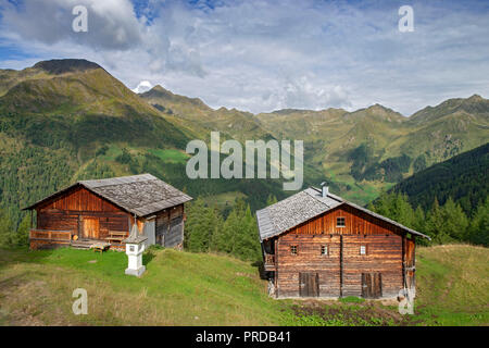 Karmelisenalm mit Gedenkstätte Spalte nach dem Ersten Weltkrieg, Villgratental in Osttirol, Österreich Stockfoto