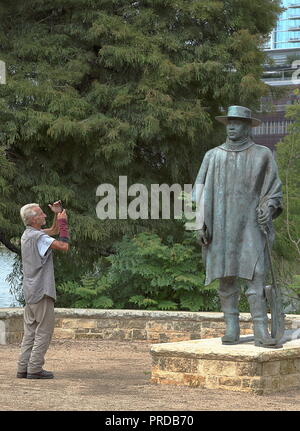 Austin, Texas - 23. September 2018: ein Tourist, Bild von Stevie Ray Vaughan Statue, die Arbeit von Ralph Helmick, in Austin, Texas Stockfoto