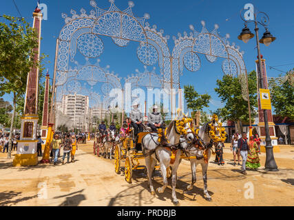 Spanier in traditionellen festlichen Kleid auf dekoriert Pferdekutsche, Feria de Caballo, Jerez de la Frontera Stockfoto