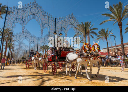 Spanier in traditionellen festlichen Kleid auf dekoriert Pferdekutsche, Feria de Caballo, Jerez de la Frontera Stockfoto