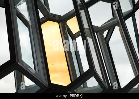 Detail der Fassade der Wabenstruktur aus Dichromatische Glas von Olafur Eliasson, Konzerthalle Harpa, Reykjavik, Island Stockfoto