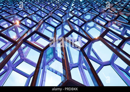 Detail der Fassade der Wabenstruktur aus Dichromatische Glas von Olafur Eliasson, Konzerthalle Harpa, Reykjavik, Island Stockfoto