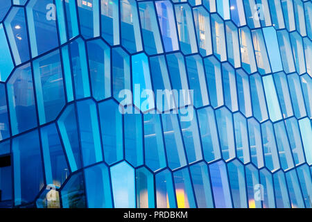 Detail der Fassade der Wabenstruktur aus Dichromatische Glas von Olafur Eliasson, Konzerthalle Harpa, Reykjavik, Island Stockfoto