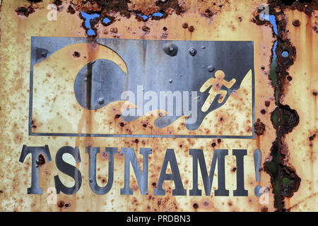 Rusty tsunami Evakuierung Zeichen am Strand in Sumbawa, Indonesien Stockfoto