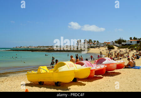 Tretboote am Strand von Corralejo auf Fuerteventura, eine der Kanarischen Inseln Stockfoto