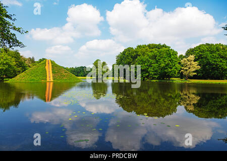 Europa, Deutschland, Brandenburg, Cottbus, Park Branitz, Pyramide Grabhügel von Prinz Hermann-von-Puckler-Muskau Stockfoto