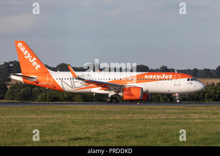 Eine easyJet A320 NEO Airliner in Luton Flughafen rollen auf den 18. August 2017, Bedfordshire, Großbritannien Stockfoto