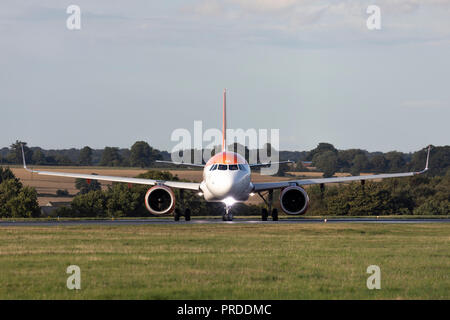 Eine easyJet A320 NEO Airliner in Luton Flughafen rollen auf den 18. August 2017, Bedfordshire, Großbritannien Stockfoto