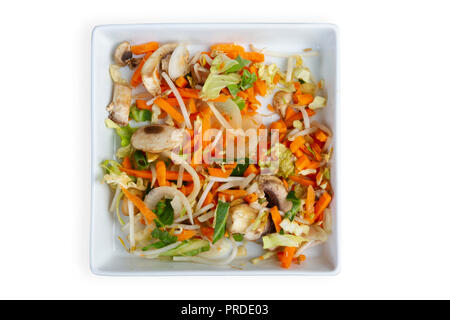 Pilz braten, Salat in einer weißen Schüssel rühren Stockfoto