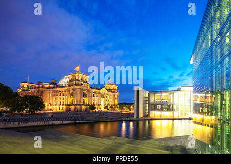 Europa, Deutschland, Brandenburg, Berlin, Reichstag und Marie Elisabeth Luders Haus Stockfoto