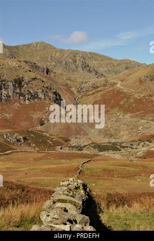 UK, Coniston Cumbria. Blick auf die coppermines Tal von den unteren Hängen des Coniston Old Man im englischen Lake District, Cumbria. Stockfoto