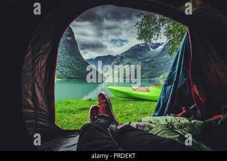 Malerische Zelt Platz im Norwegen. Gletschersee und die Berge. Norwegische Landschaft. Waterfront Camping mit dem Kajak. Stockfoto