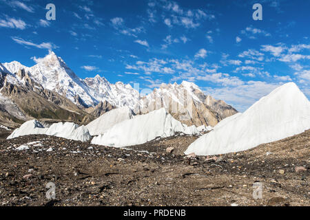 Masherbrum (K1), Yermanendi Kangri, Mandu und Urdukas Peaks von Goro II Campingplatz, Karakorum, Pakistan Stockfoto