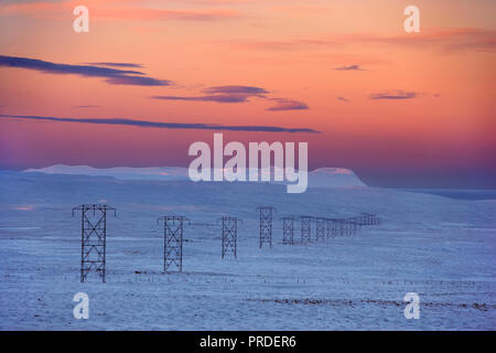 Stromleitungen im Winter, Holtavorduheidi Heide, Norden Islands Stockfoto