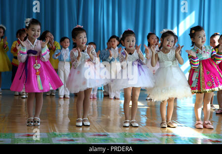 Kinder in der stahlarbeiter Kindergarten in Chongjin Stockfoto