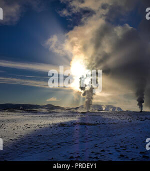 Dampfende geothermische Bohrungen, Krafla, Norden Islands Stockfoto