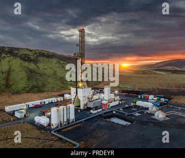 Bohrinsel, Hverahlidarvirkjun Geothermiekraftwerk, Island Stockfoto